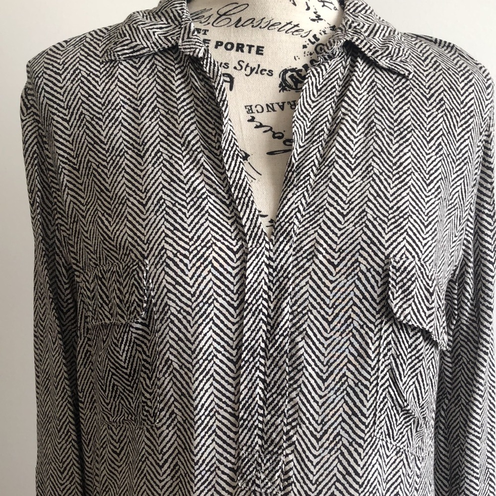 Splendid long sleeve blouse pullover v-neck black white Size Medium EUC